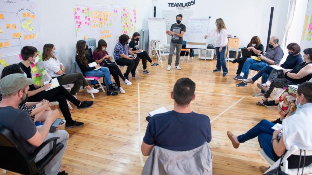 Un grupo de estudiantes en el interior de uno de los laboratorios de TeamLabs.