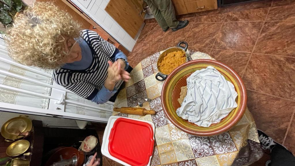 En muchas casas todavía se siguen reuniendo para hacer estas recetas de cara a la Navidad.