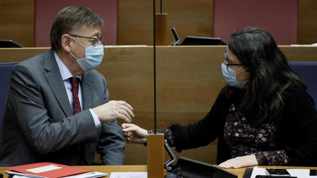 El presidente de la Generalitat, Ximo Puig, y la vicepresidenta del Consell, Mónica Oltra, en el pleno de presupuestos de esta semana.