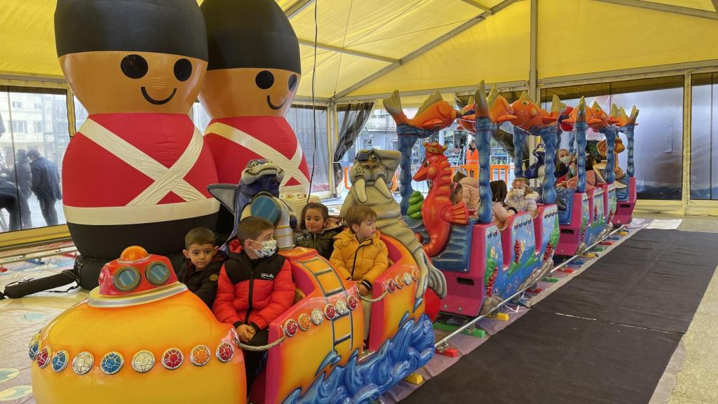 Los niños de Guijuelo comparten y disfrutan del tren de Navidad