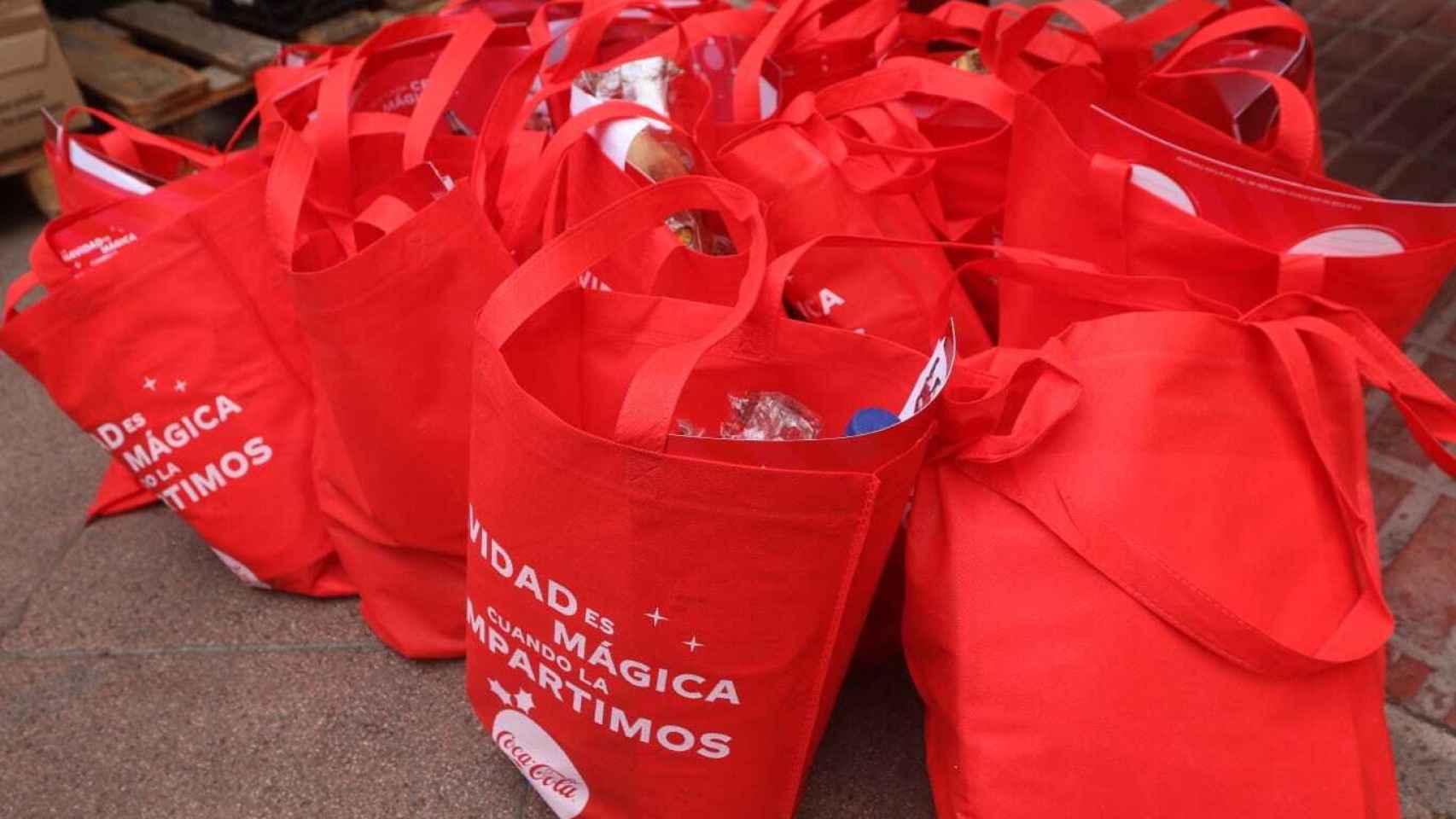 Mahos, Ángeles de la Noche, Comedor Santo Domingo y Coca-Cola reparten 850 comidas de Navidad en Málaga