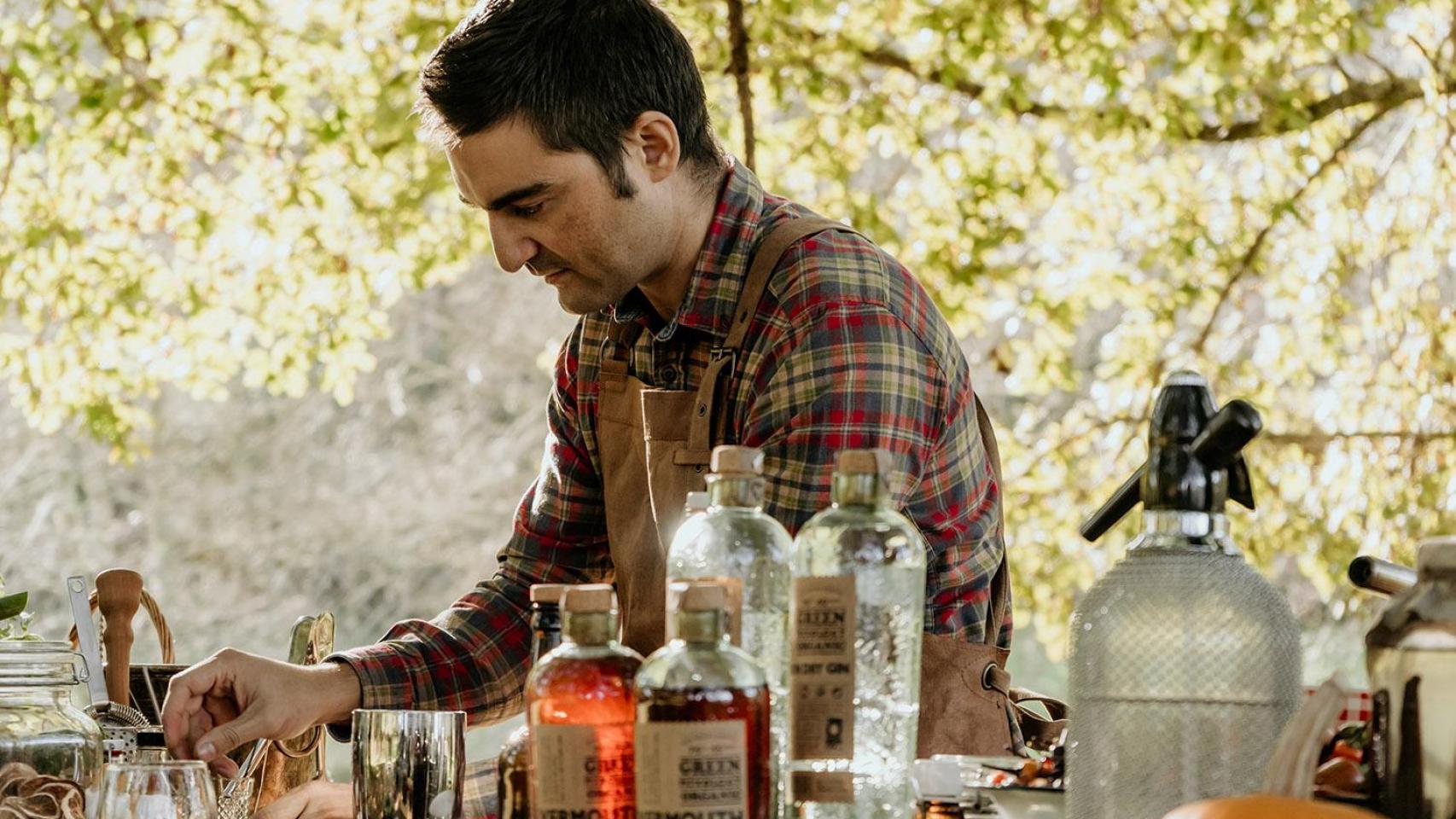 Diego Mosquera con la ginebra de O Fogar do Santiso.