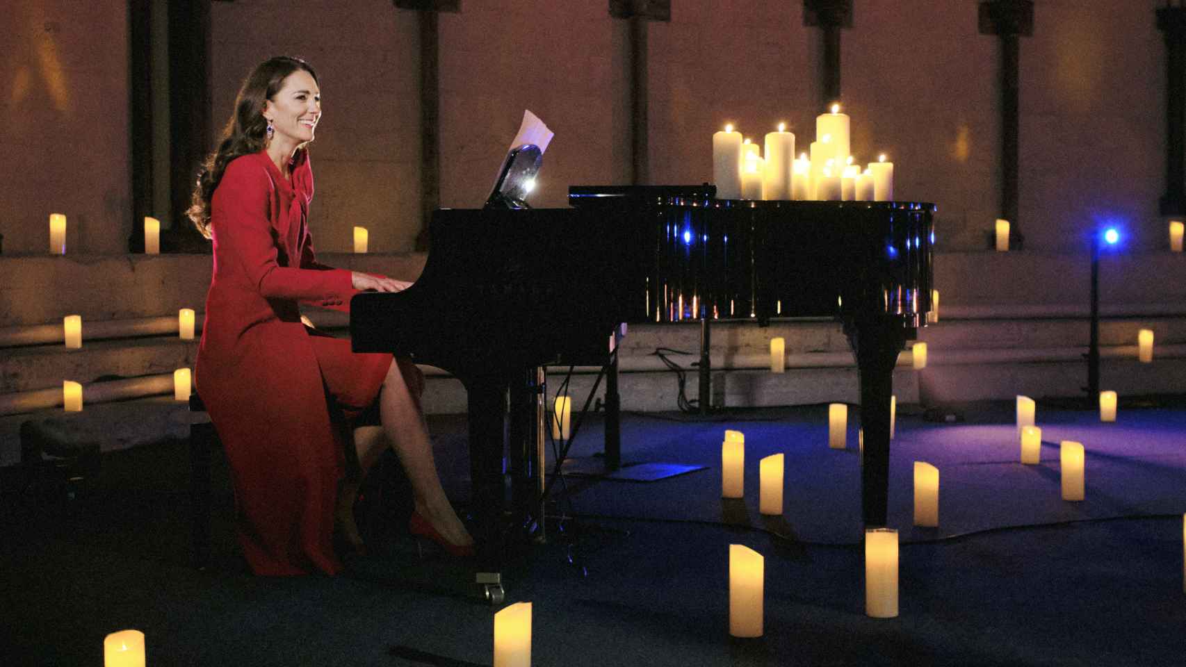 Kate Middleton tocando el piano en la Abadía de Westminster.