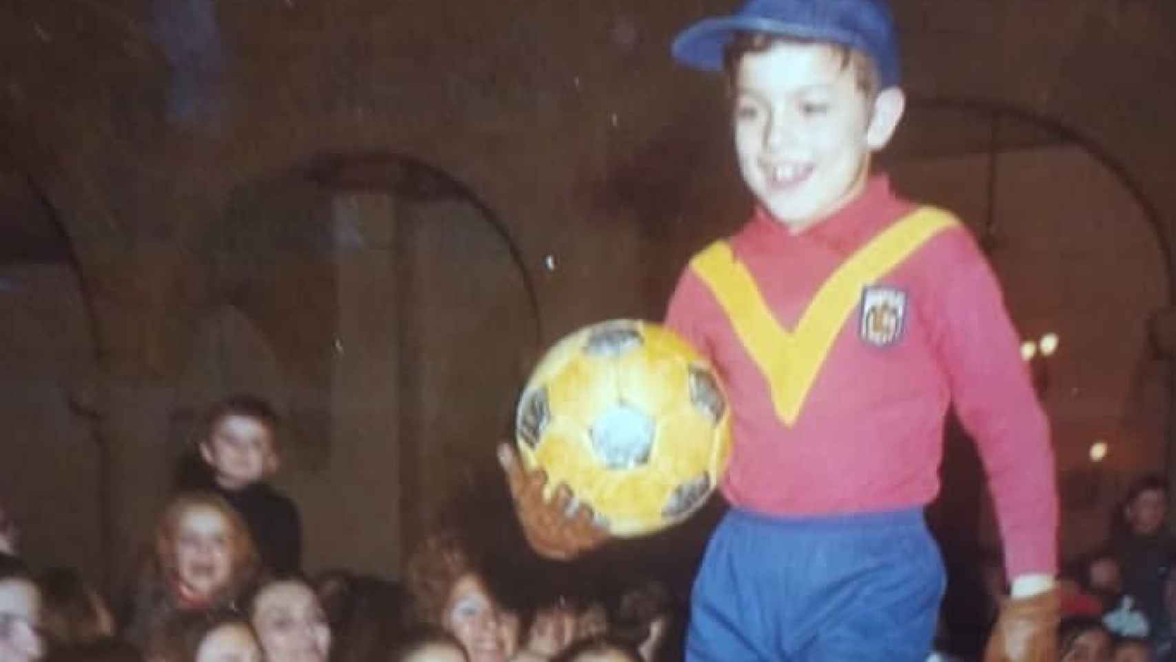 Vestido con los colores de la Selección Española de Fútbol, cuando era portero de fútbol sala.