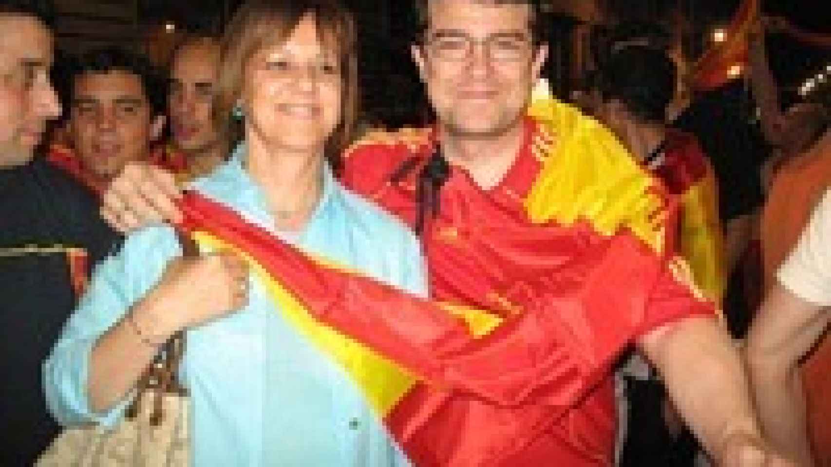 Alfonso Fernández Mañueco junto a su mujer Fina, en la celebración por la Eurocopa de Austria y Suiza en 2008.