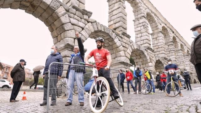 Participantes en la tradicional Carrera del Pavo en Segovia