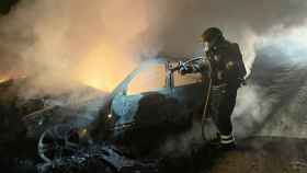 Los bomberos sofocan el incendio de un coche en Torrescárcela (Valladolid)