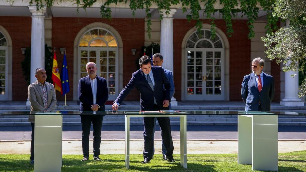 Antonio Garamendi, presidente de CEOE, durante la firma del pacto de pensiones en La Moncloa.