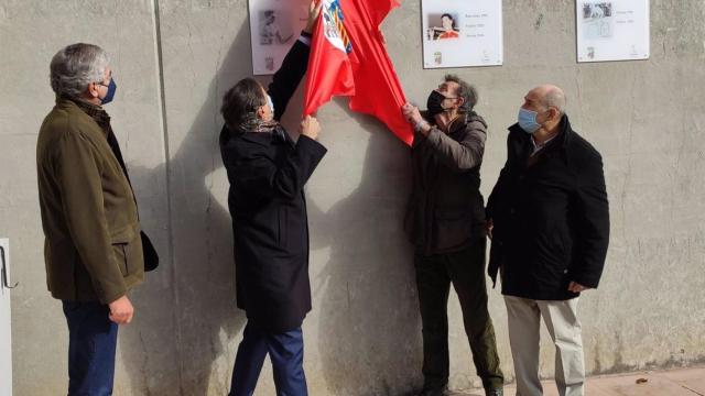 Imagen del pasado 16 de noviembre, cuando se descubrió la placa de Fabián Vicente del Valle, a la que miran sus dos hijos, a la derecha, y el alcalde de Salamanca, Carlos García Carbayo, centro, y el concejal de Deportes, Javier García Rubio (i).