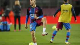 Ez Abde calentando con el FC Barcelona