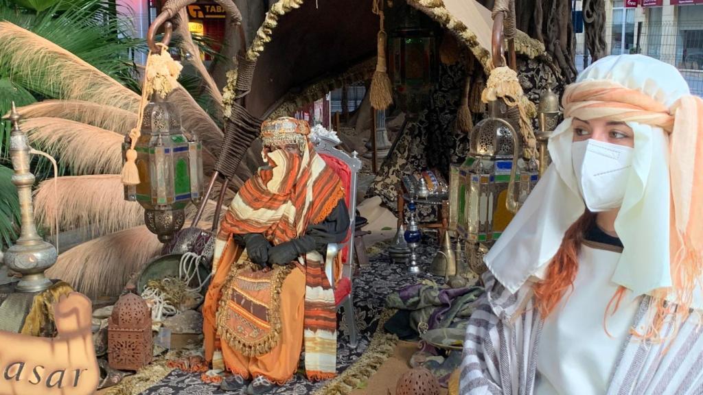 Tres emisarios de los Reyes Magos reciben las cartas navideñas en la plaza Gabriel Miró de Alicante.