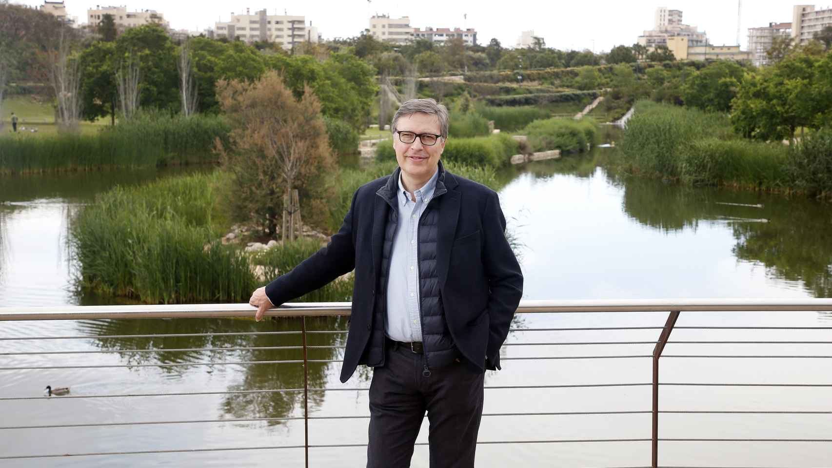 Javier Díez, director general de Aguas de Alicante, en el parque La Marjal.