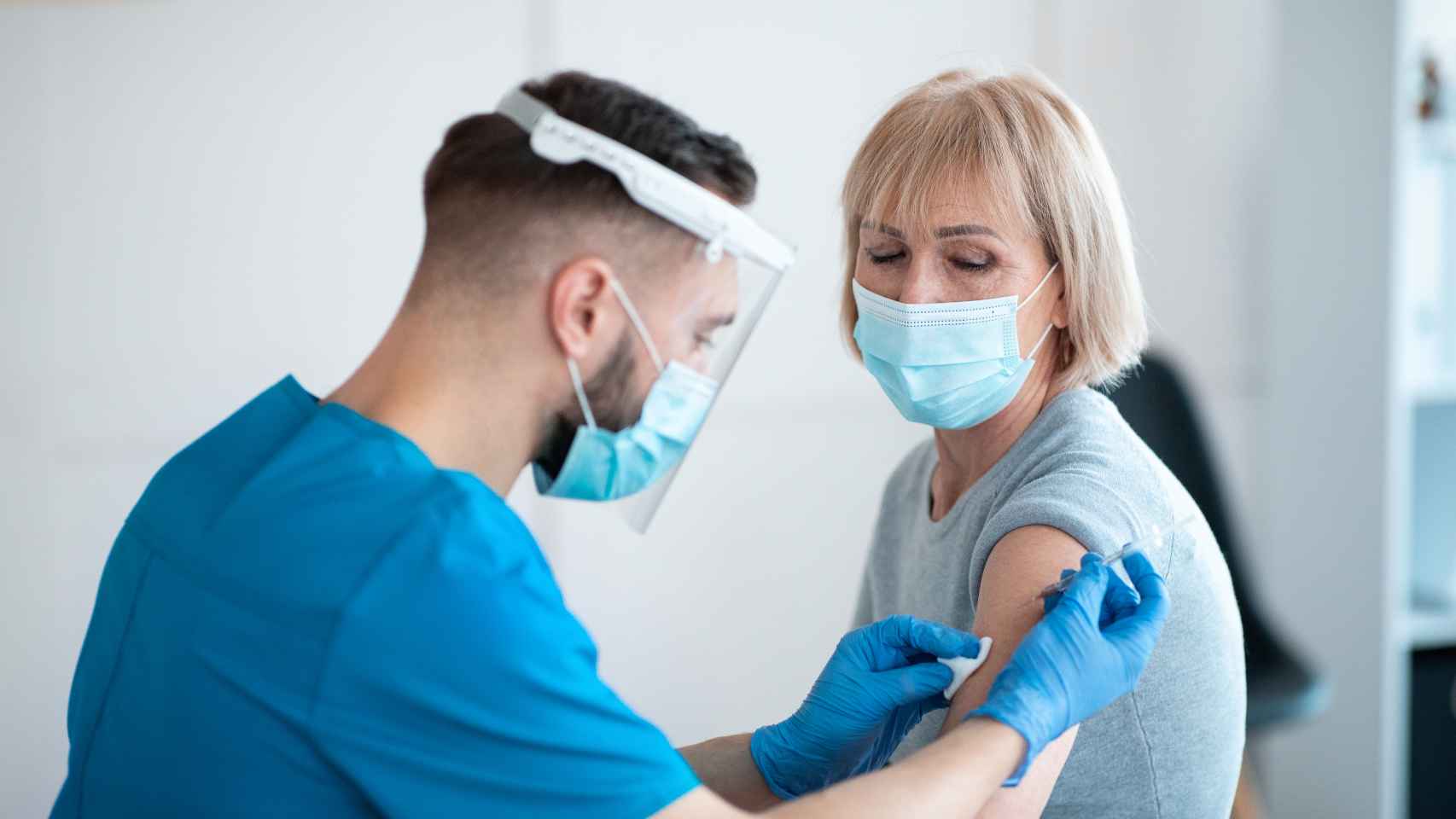 Un enfermo vacuna a una paciente.