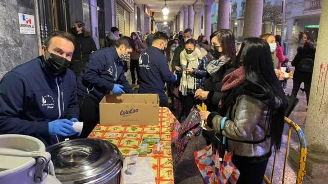 Los vecinos de Guijuelo disfrutan de una chocolatada navideña