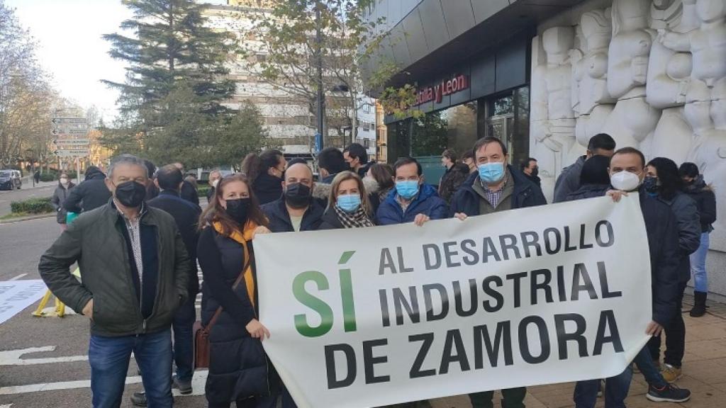 Integrantes de Ahora Decide en una reciente manifestación en favor de la Biorrefinería de Barcial del Barco