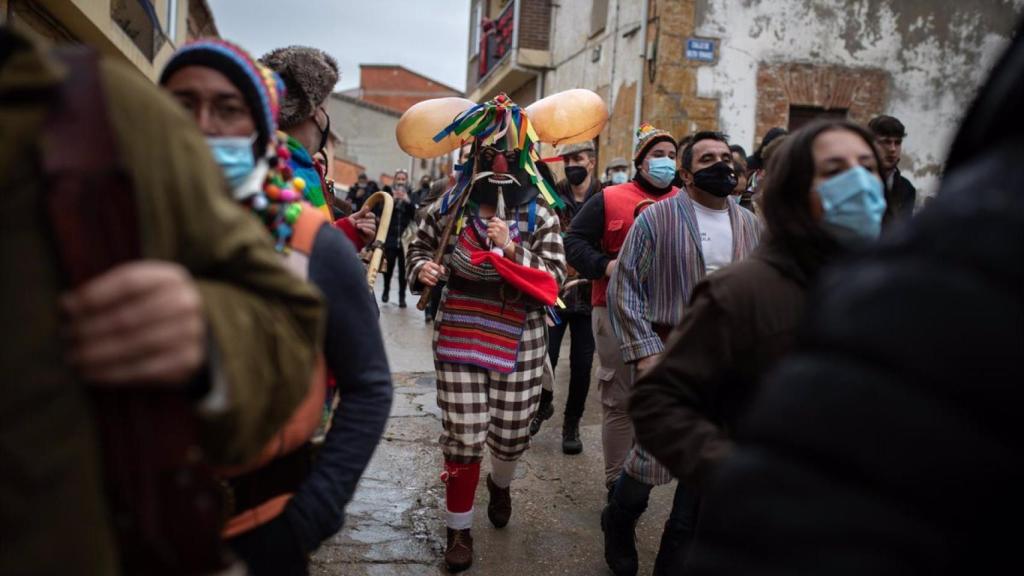 El zangarrón y otros personajes en la fiesta de la mascarada de invierno en Sanzoles,en Zamora