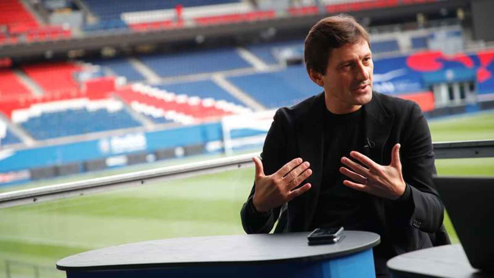 Leonardo, director deportivo del PSG, durante una entrevista con los medios del club