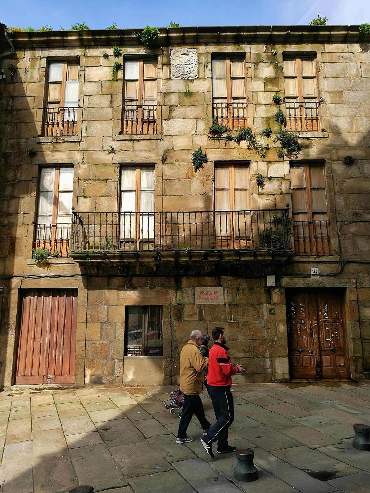 Fachada del edificio antes de la reforma actual (Fuente: Asociación para a defensa do Patrimonio Cultural Galego. Facebook)