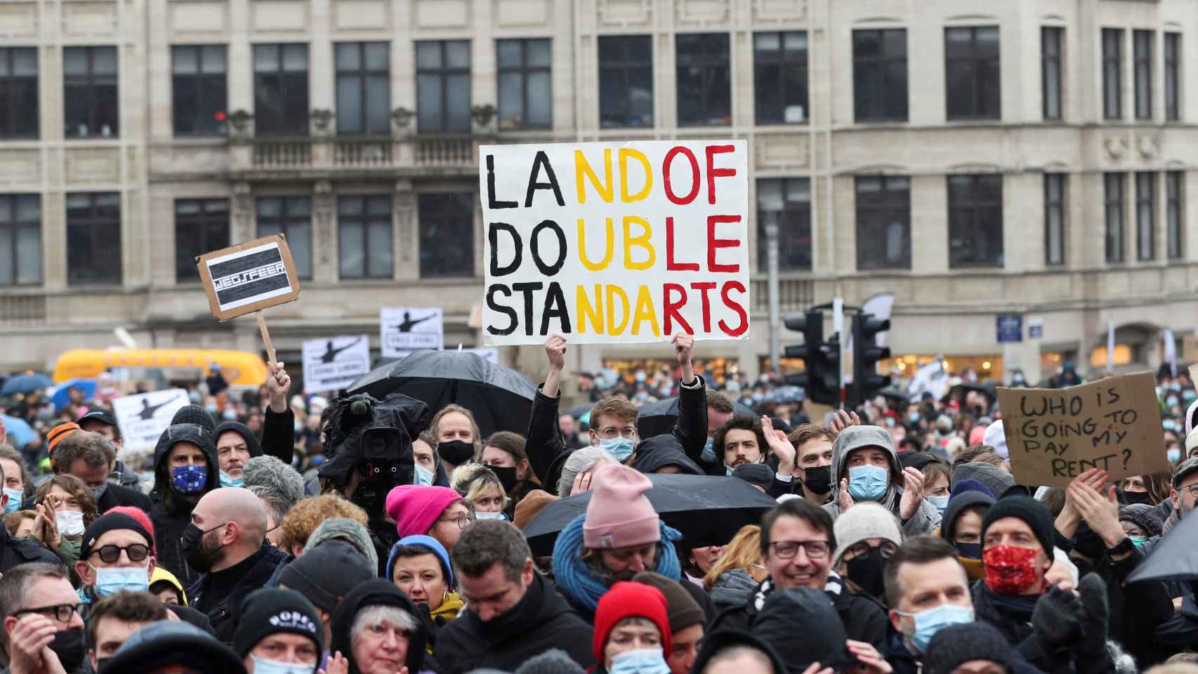 Miles de manifestantes se concentraron la semana pasada en Bruselas para protestar contra las restricciones.