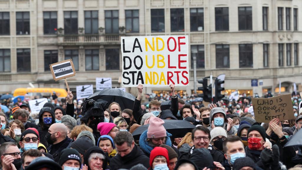 Miles de manifestantes se concentraron la semana pasada en Bruselas para protestar contra las restricciones.