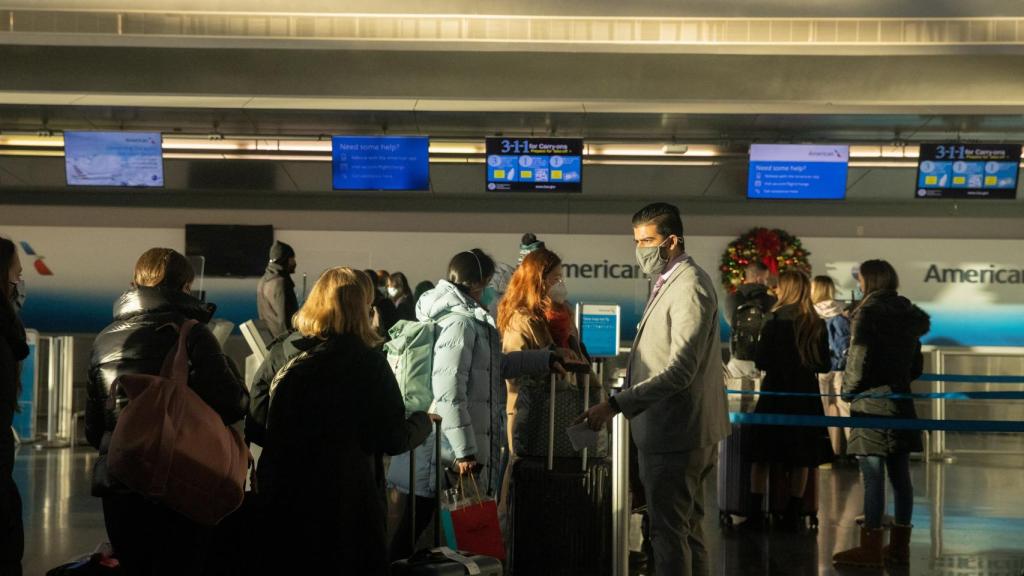 Pasajeros haciendo cola en el aeropuerto John F. Kennedy, en Nueva York.