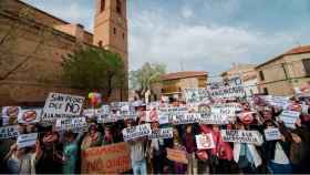 Imagen de archivo de una manifestación contra las macrogranjas en la plaza de Pozuelo (Albacete)