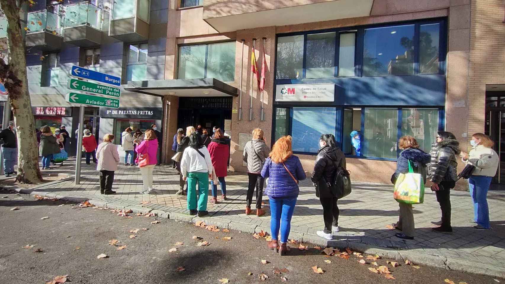 Cola a las puertas del centro de salud Infanta Mercedes (Madrid).