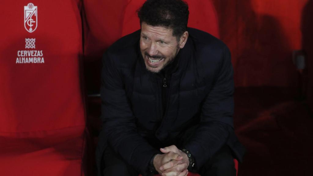 Diego 'Cholo' Simeone en el banquillo de Los Cármenes antes del Granada - Atlético de Madrid