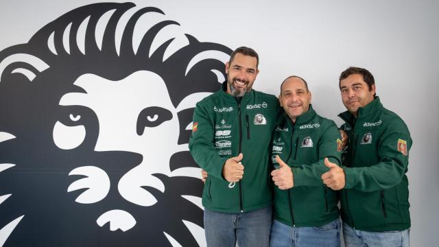 Kilian Revuelta, Mariano De Quadros y Francisco del Pozo, miembros del equipo Naturhouse Raid Team durante su visita a la redacción de EL ESPAÑOL