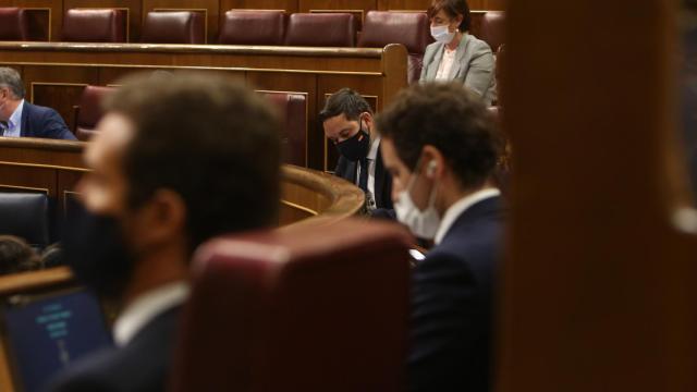 Santiago Abascal en el Congreso con Pablo Casado y Teodoro García Egea en primer plano.