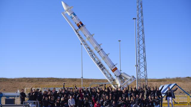 El equipo de PLD Space, ante uno de sus cohetes.