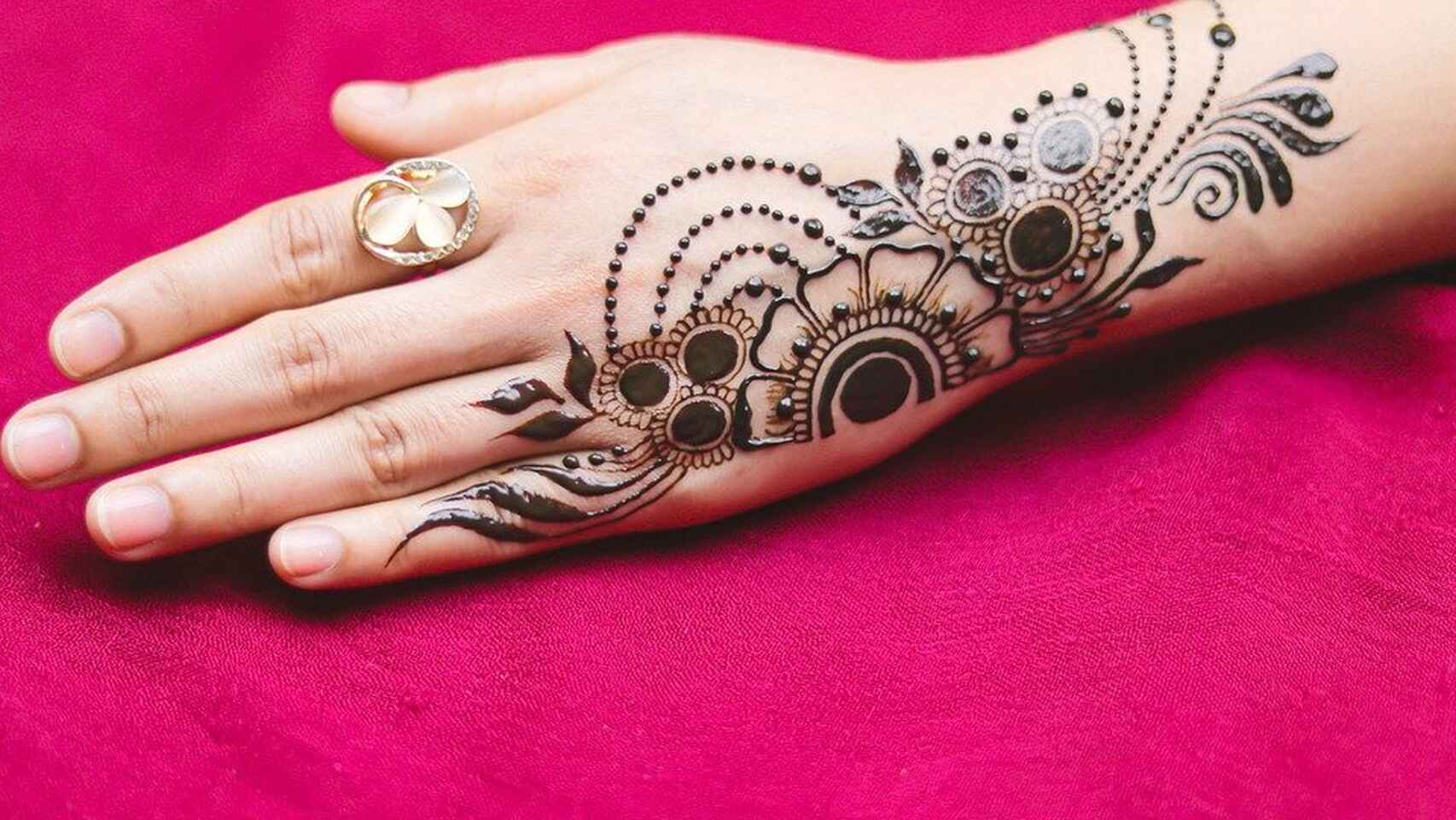 La henna es un tinte natural de color rojizo que  se usa en una técnica de coloración de la piel llamada mehndi.