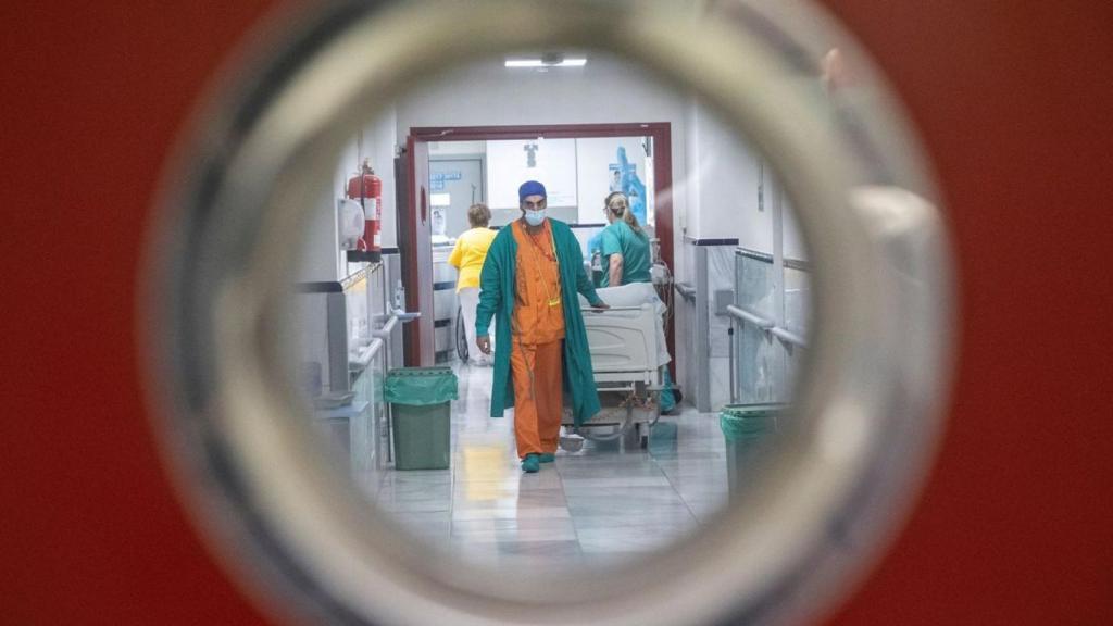 Un sanitario en el Hospital Universitario Gregorio Marañón.