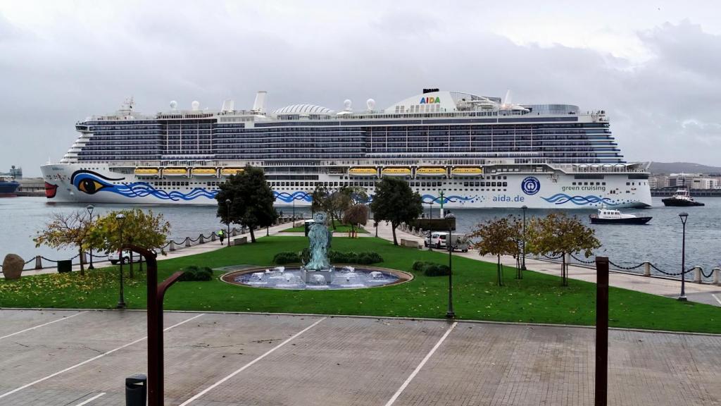 El crucero Aida Nova llegando este lunes al Puerto de A Coruña