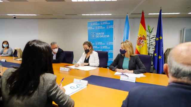 La conselleira de Infraestruturas e Mobilidade, Ethel Vázquez, durante la reunión