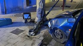 Así han quedado el coche y la farola.