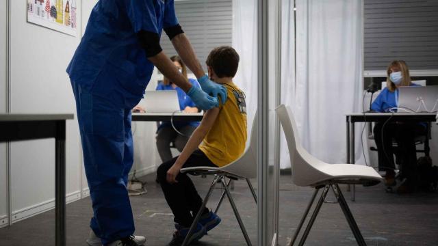 Un niño recibe la vacuna contra el Covid-19 en España. Efe