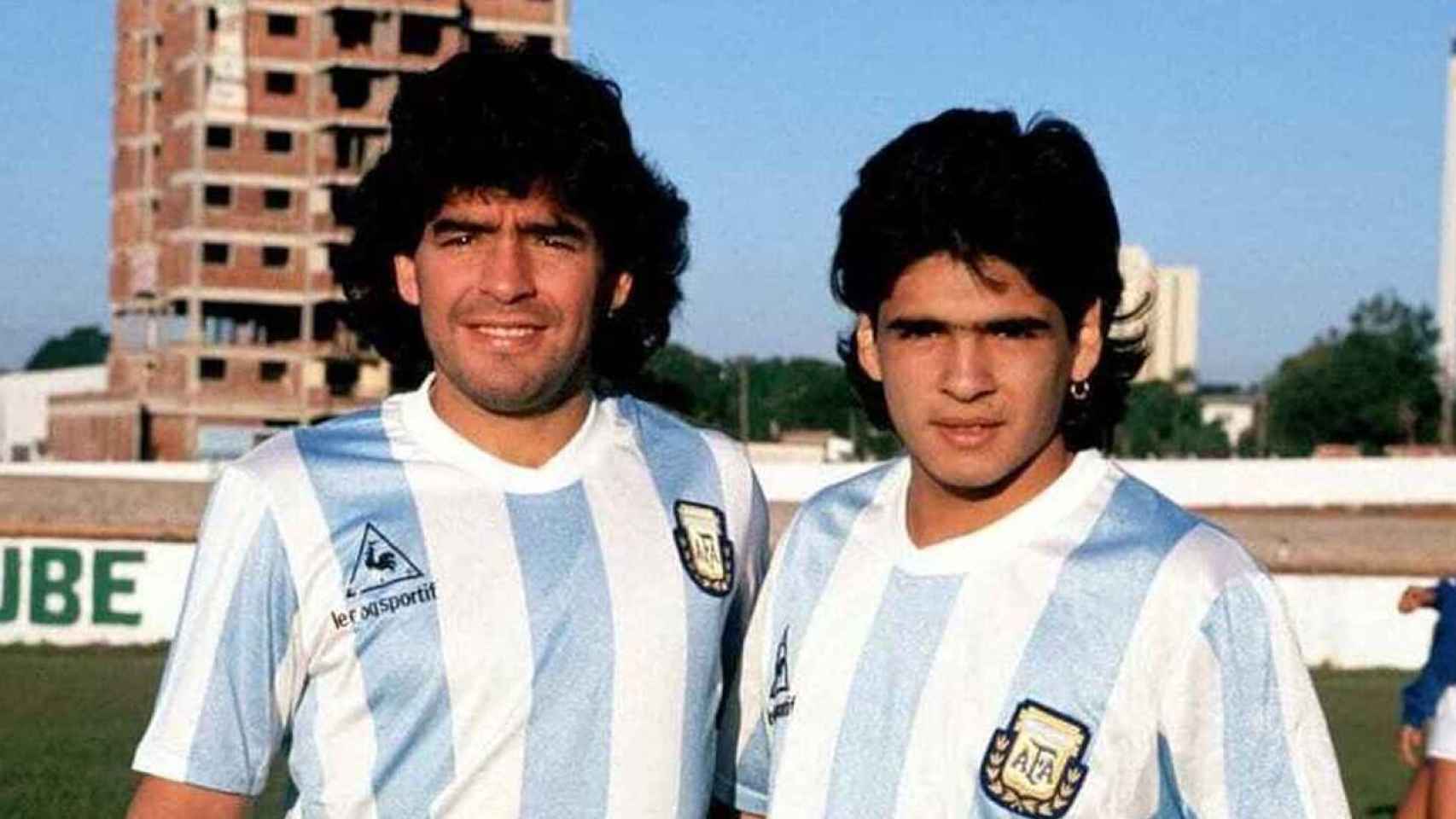 Diego Armando Maradona y su hermano Hugo