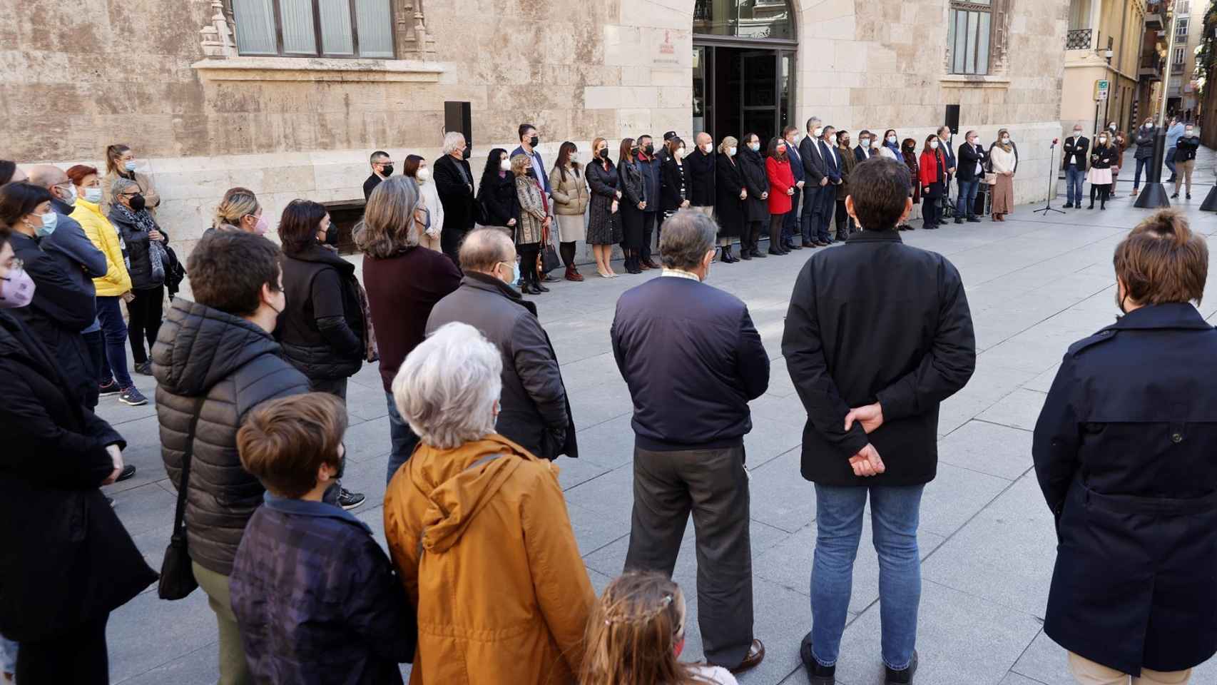 Concentración frente al Palau de la Generalitat por el crimen machista de Elche.