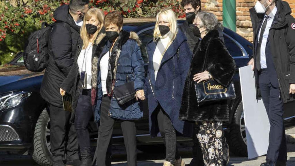 Geraldine Larossa junto a la familia de Carlos Martín en el cementerio de La Almudena.