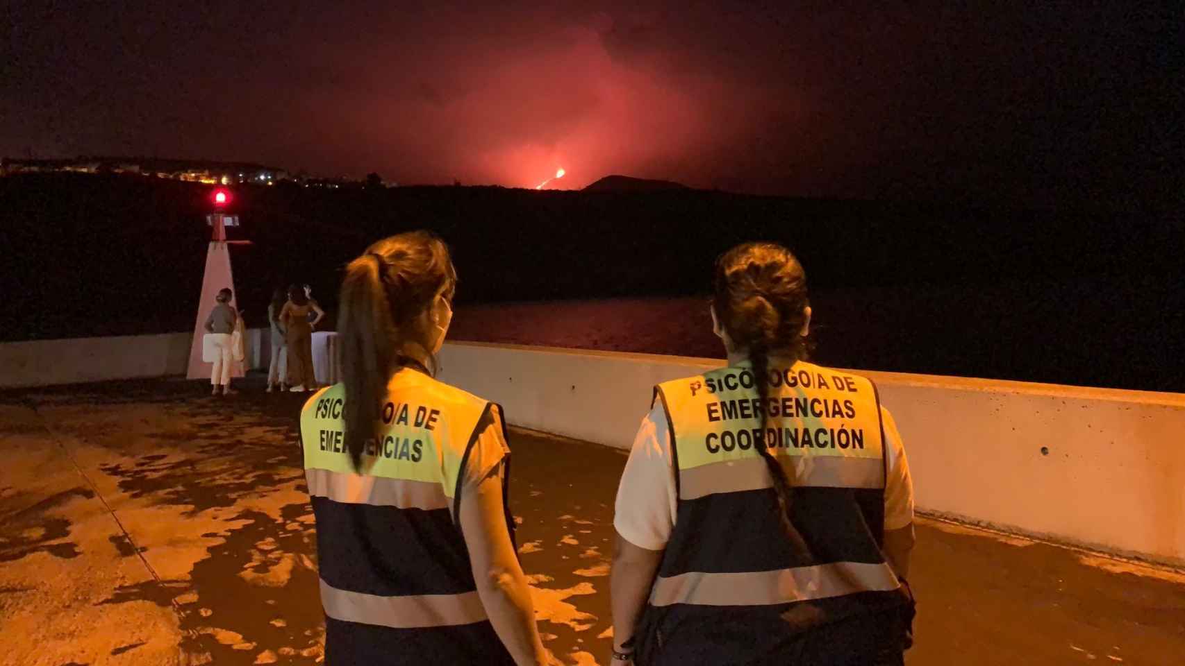 Cristina García, junto a una compañera, observando la erupción de La Palma.