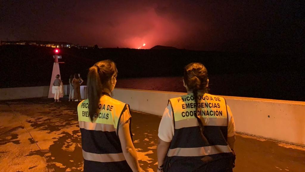 Cristina García, junto a una compañera, observando la erupción de La Palma.