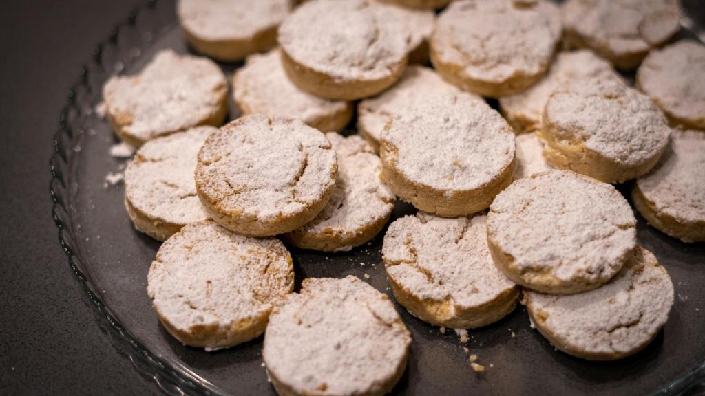 Galletas de turrón con azúcar por encima.