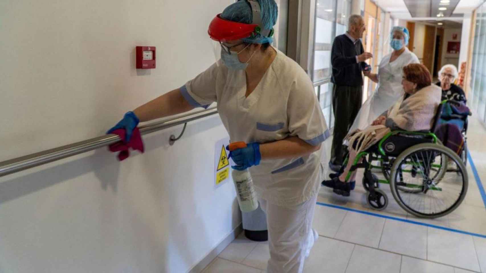 Una limpiadora en un hospital, en imagen de archivo.
