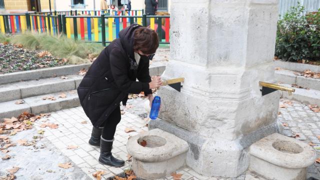 María Sánchez recoge agua de la fuente rehabilitada