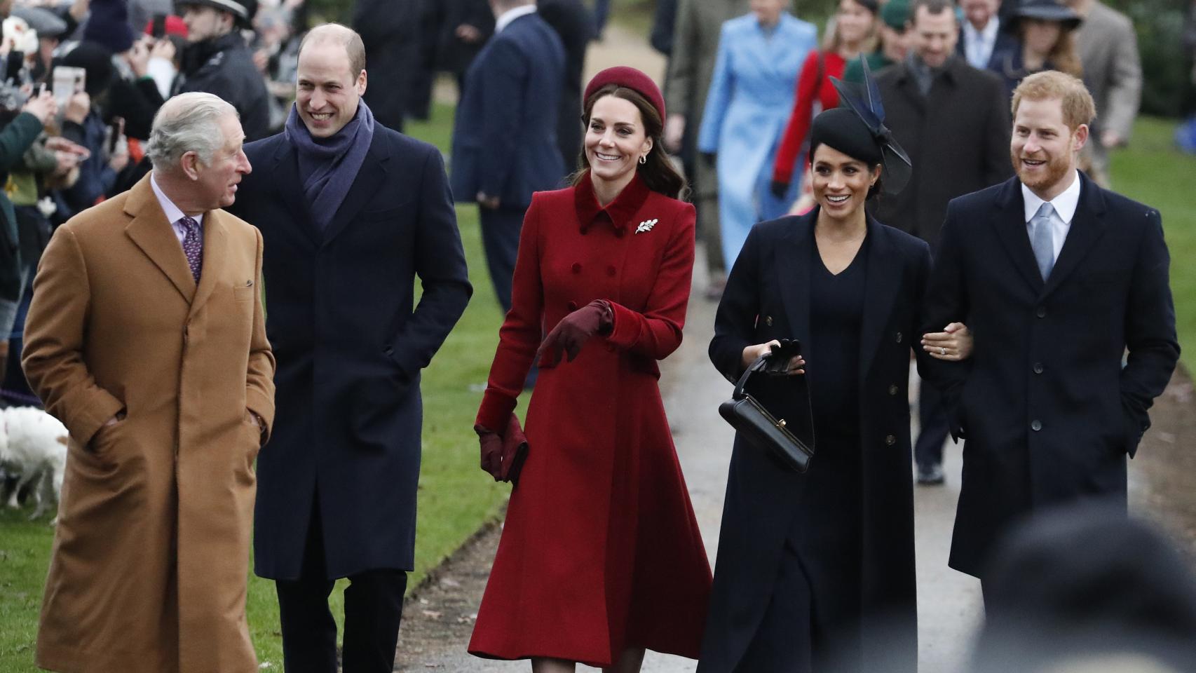 Carlos de Inglaterra, el príncipe Guillermo y Kate, y Meghan Markle con el príncipe Enrique.