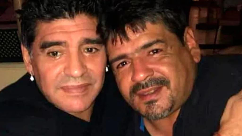 Diego Armando Maradona y su hermano Hugo