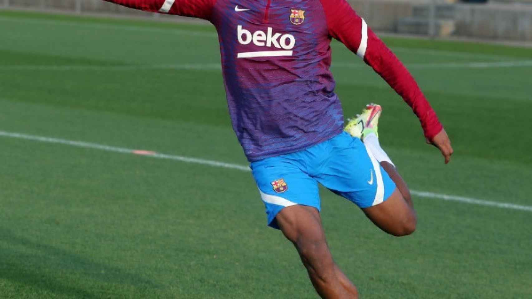 Alejandro Balde durante un entrenamiento con el Barça
