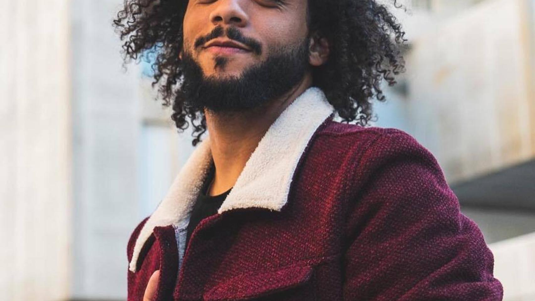 Marcelo posando para una foto