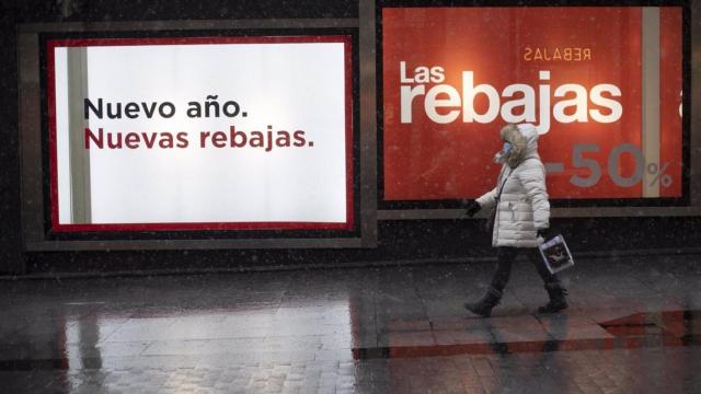 Carteles en comercios anunciando las rebajas